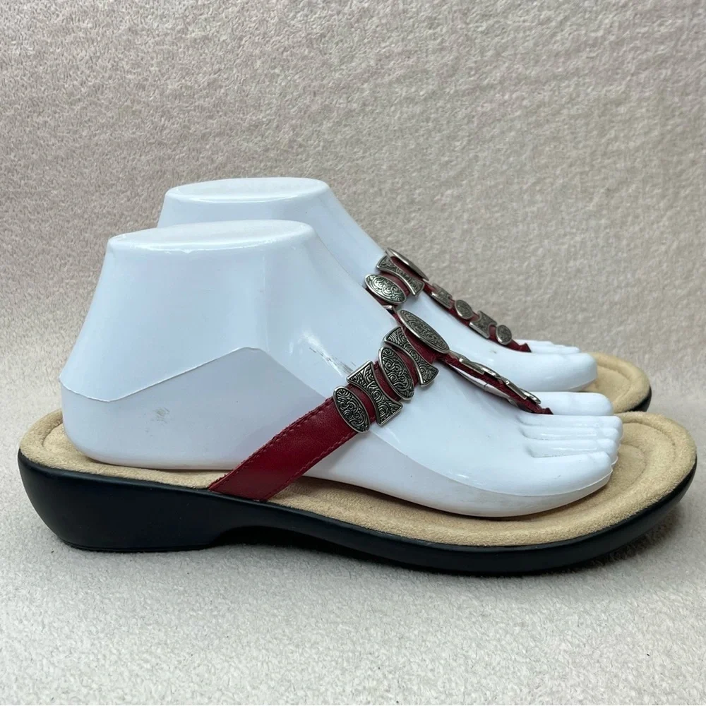 Minnetonka Leather Metal Medallion Flip Flops Sandals Women’s 9 Red/Silver/Black